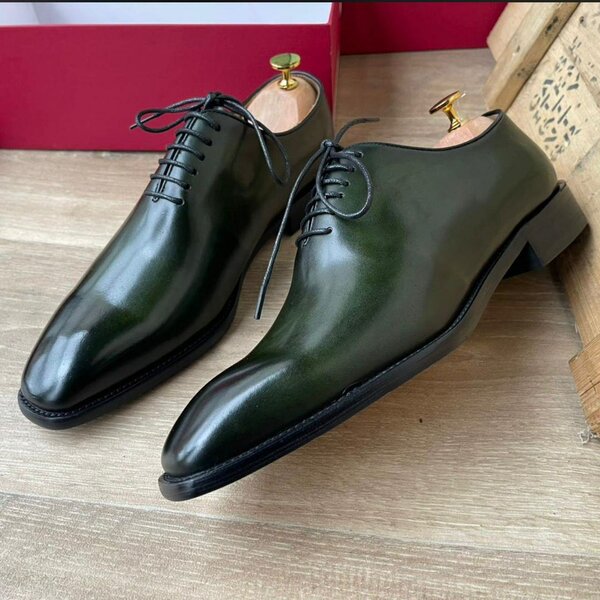 Chaussures habillées en cuir brillant