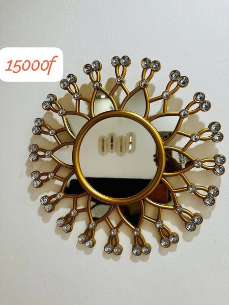 Miroir mural doré design