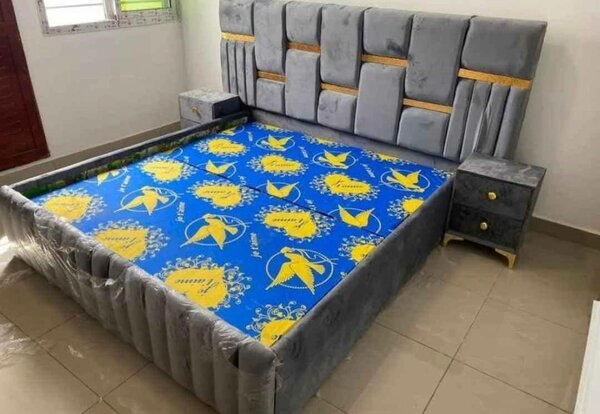 Lits élégants en bois et tissu