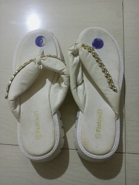 Sandales compensées blanches élégantes