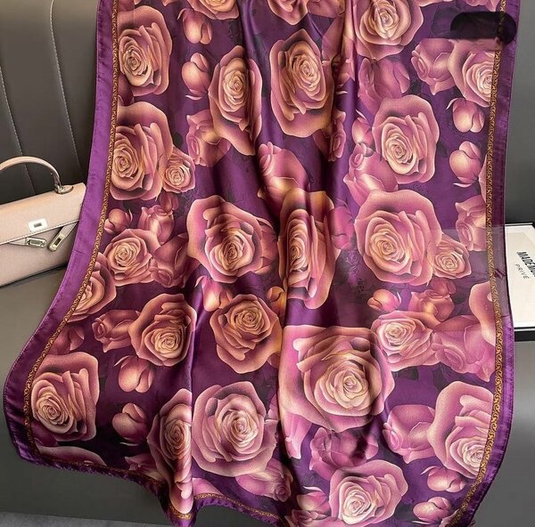 Écharpe en satin motif roses