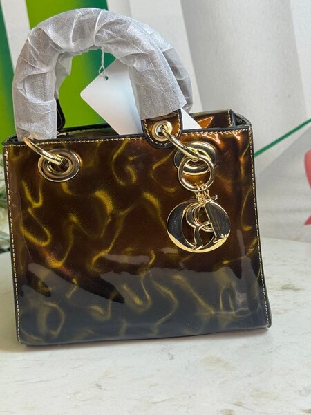 Sac à main en cuir verni élégant