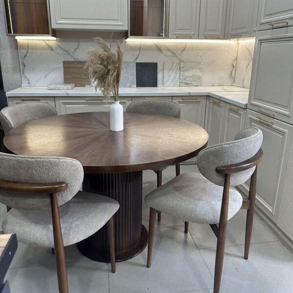 Table ronde en bois avec chaises