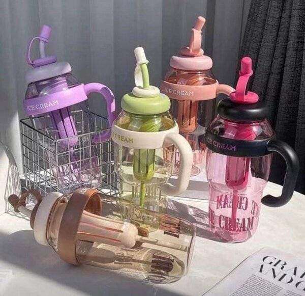 Bouteille d'eau avec paille