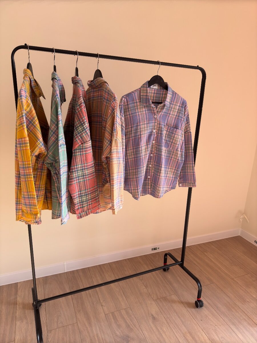 Женская клетчатая рубашка с заниженными рукавами