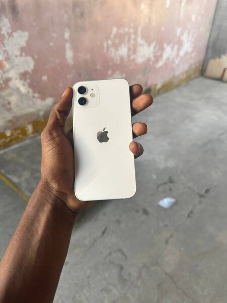 iPhone 12,64 gig, Face ID is working and True Tone