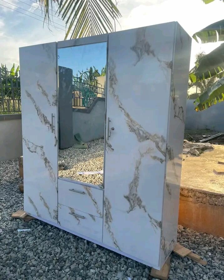 Armoire design en marbre blanc