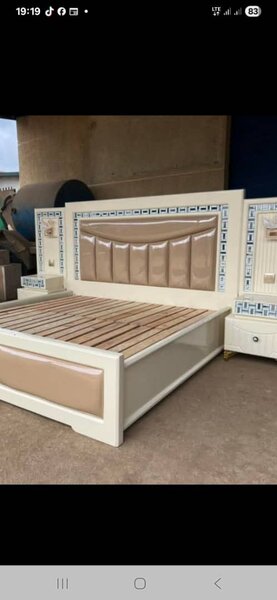 Lit confortable en bois et cuir