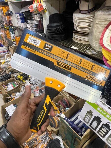 Spatule à enduit ergonomique