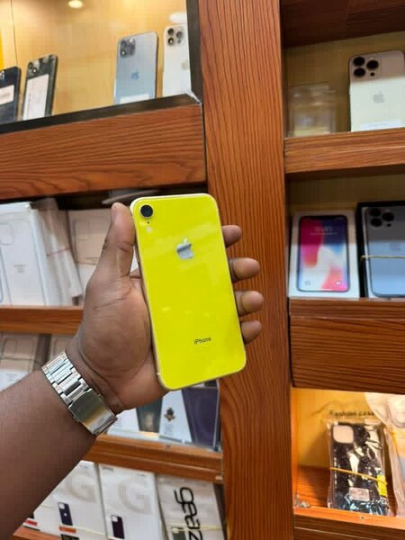 iPhone jaune brillant