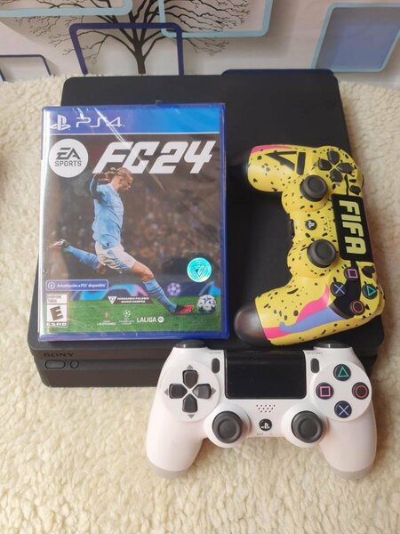 Ps4 Slim avec 1 CD au choix