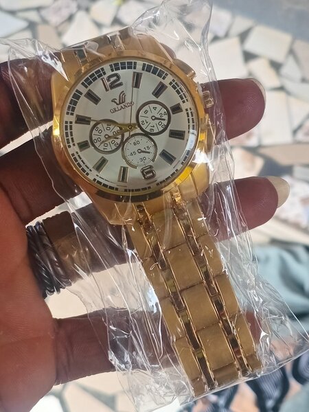 Montre élégante doré