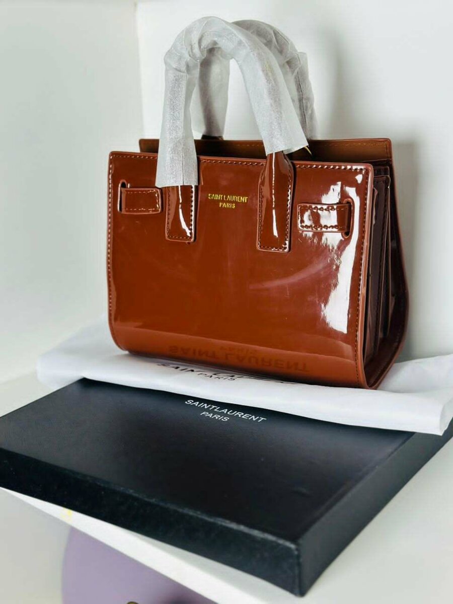 Sac à main en cuir verni