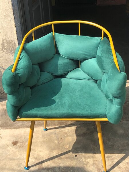 Chaise design en métal jaune et coussins verts