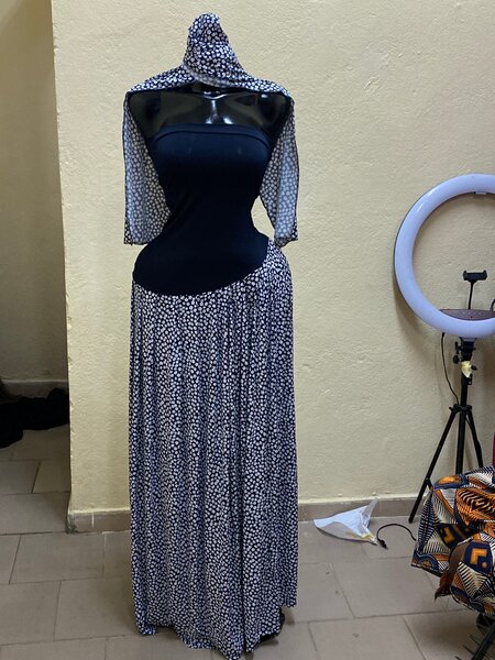 Robe Maxi Élégante à Capuche