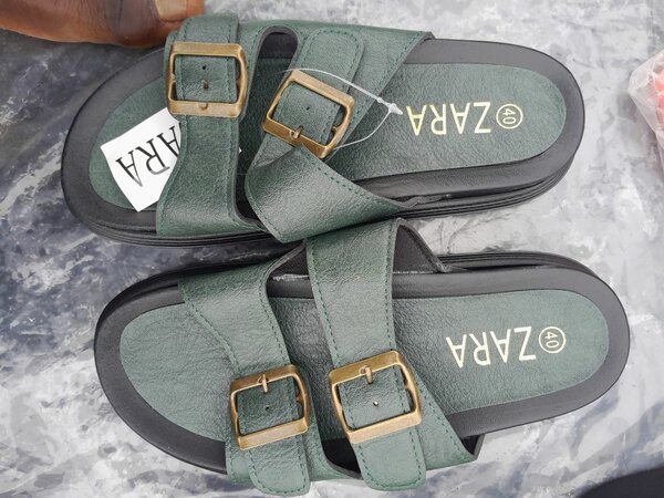 Sandales plates vertes pour femme ZARA