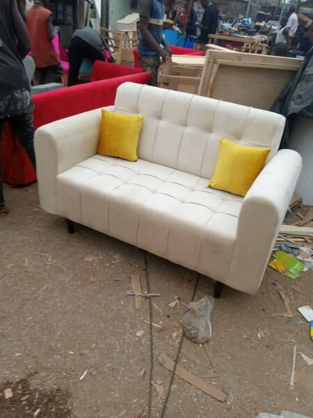 Canapé en tissu avec coussins