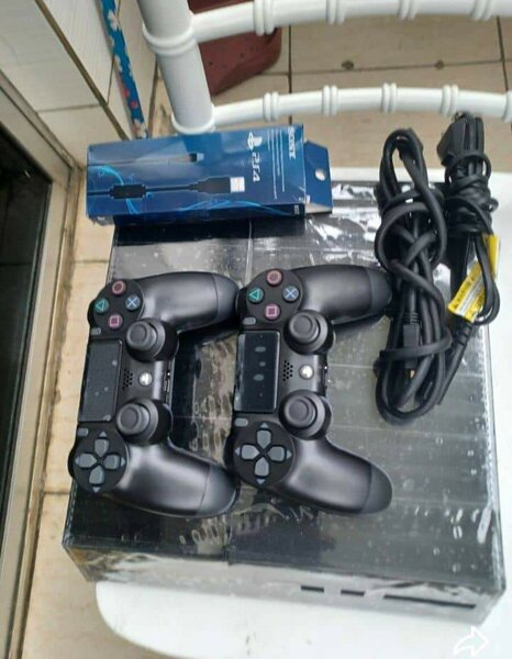 Console PS4 avec 2 manettes