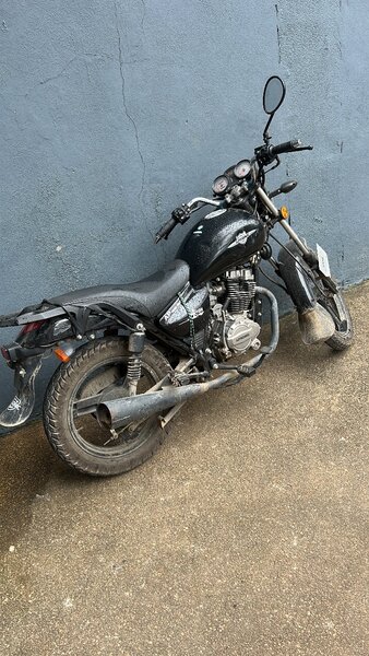 Moto puissante 250cc pour ville