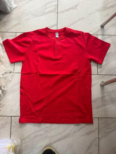 T-shirt rouge col boutonné