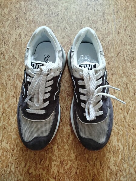 Кроссовки женские