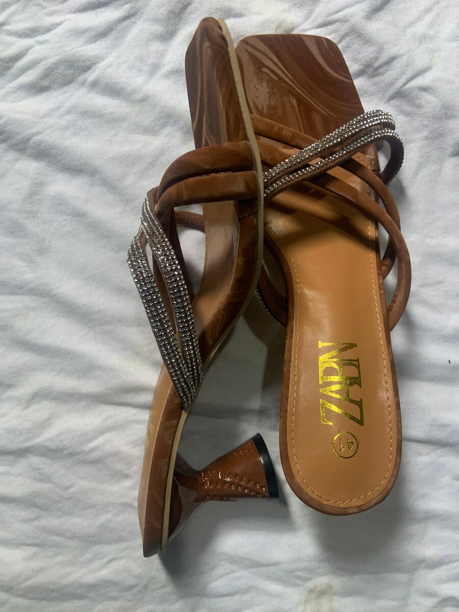 Sandales à talons brillantes