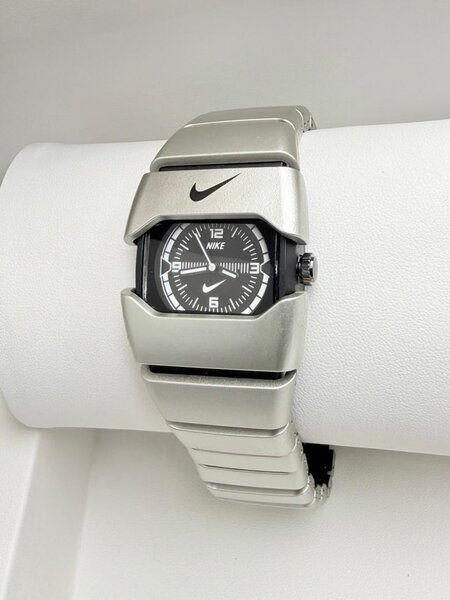 Montre Nike acier moderne