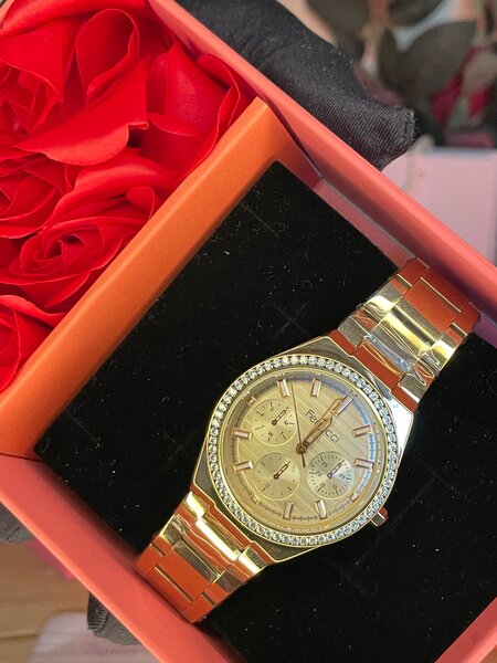 Montre luxe dorée avec diamants