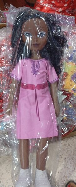 Poupée élégante en robe rose