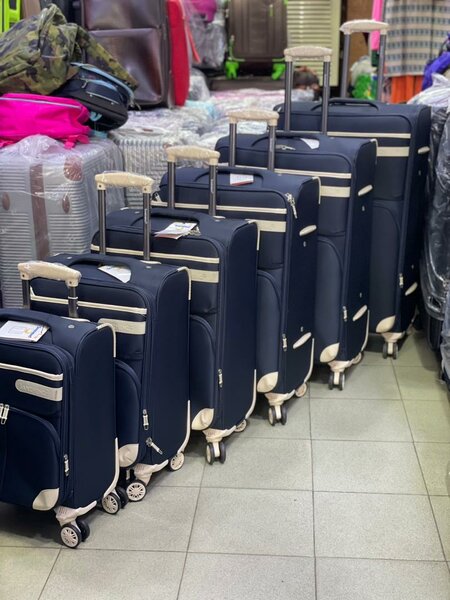 Six valises à roulettes