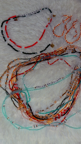 Colliers et boucles d'oreilles perles colorées