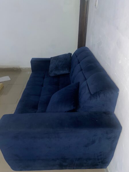 Canapé en velours bleu