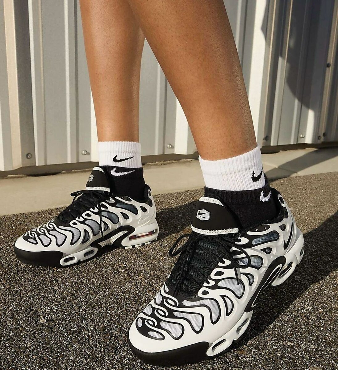 Baskets modernes noires et blanches