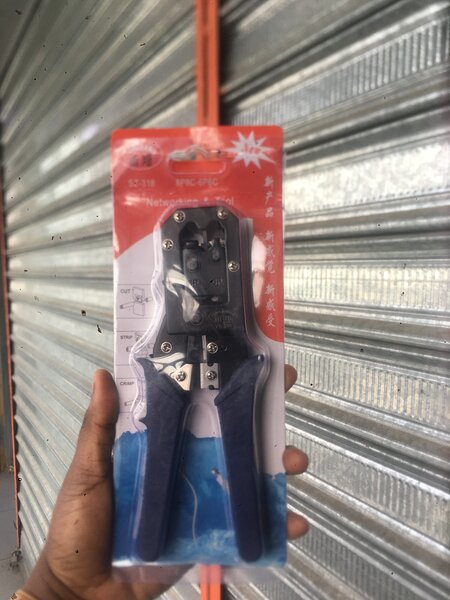 Pince à sertir réseau RJ45