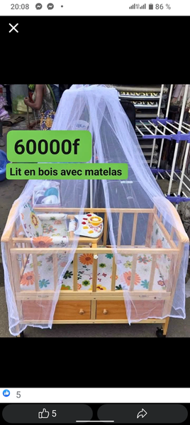 Lit bébé en bois avec matelas