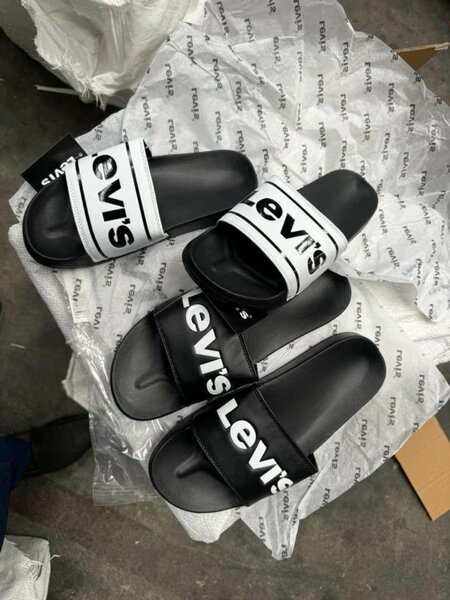 Sandales Levi's noires et blanches