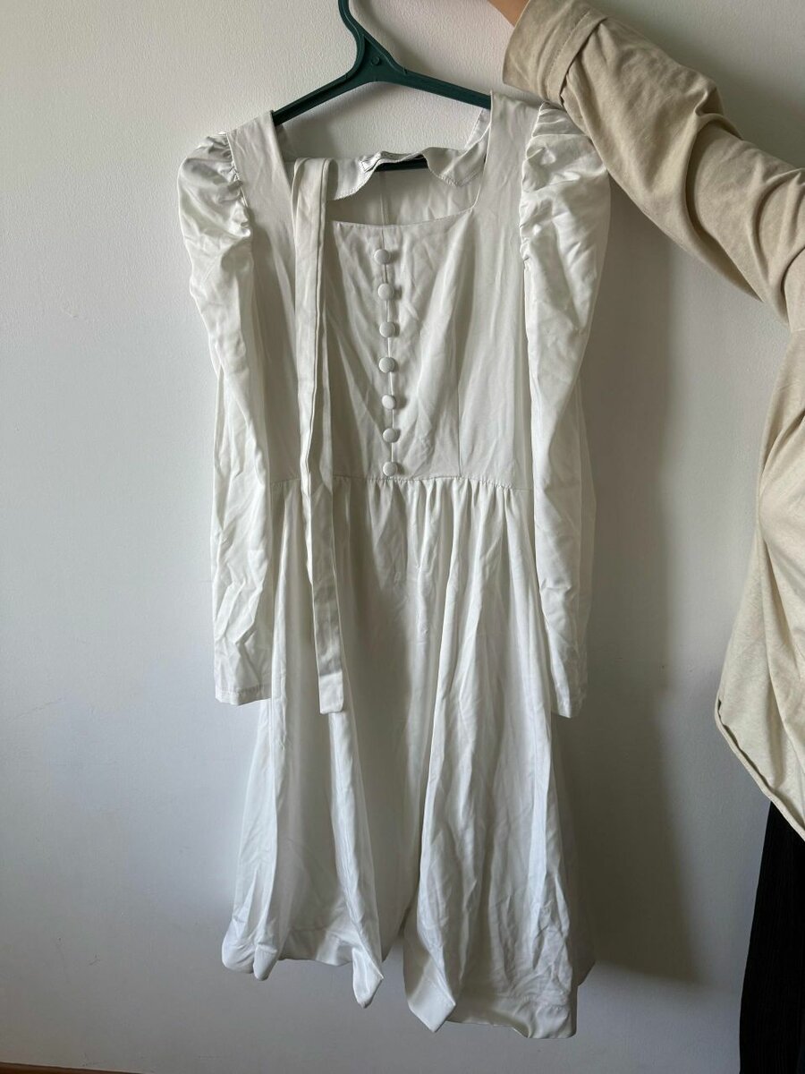 Белое и голубое платье