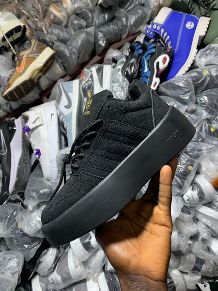 Adidas disponible pour les hommes