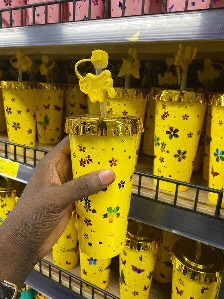 Tasse jaune à motifs fleuris