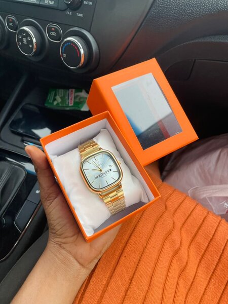 Montre dorée élégante