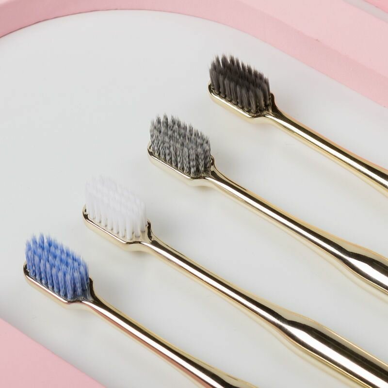 Зубные щетки в золотом дизайне