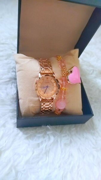 Montre dorée élégante avec bracelet