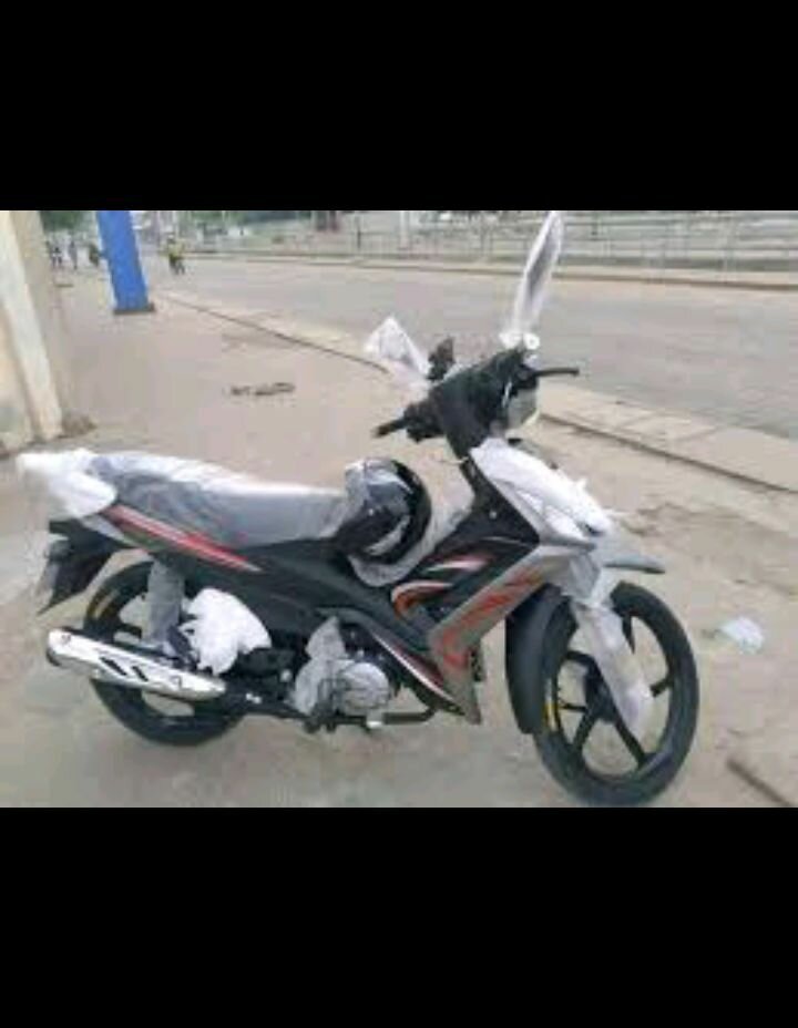 Nouvelle moto urbaine moderne