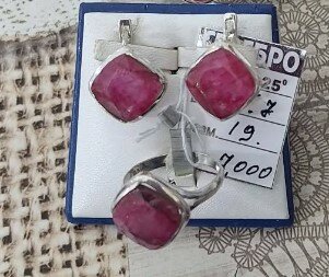 Красивый комплект украшений (серьги + кольцо)