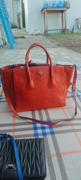 Sac à main en cuir rouge