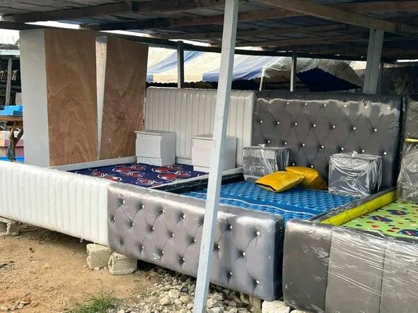 Lit design capitonné gris avec rangement