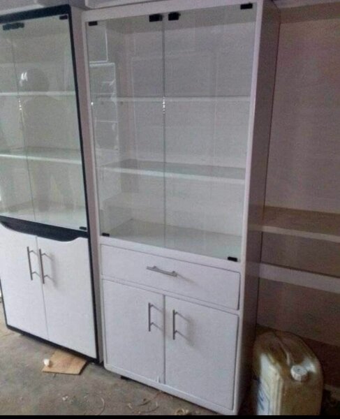 Armoire de rangement blanche en verre