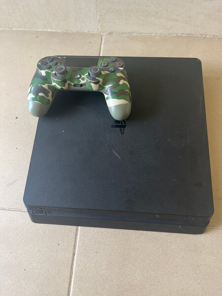 Console PS4 Slim avec manette