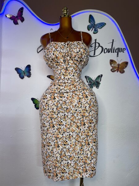 Robe fleurie élégante d'été