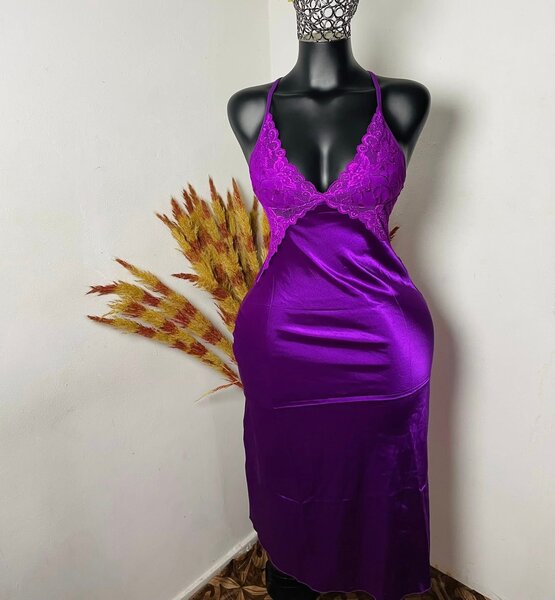 Nuisette en satin violette